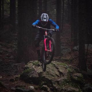 Zábava uprostřed revíru na Banshee Bikes 🌲🤟🏻 📸 @jarda.cerny_cz #bansheebikes #charvatbros #mtb #enduro #bike