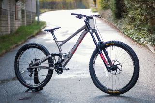 Banshee Legend právě opustil naši dílnu a putoval rovnou na hory, do Krkonoš ⛰️🤟🏻 Takovýhle kola je radost skládat… o tom,...