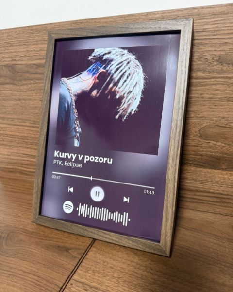 Plakát písničky se Spotify kódem v rámečku z ořechu