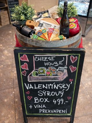 Valentýn u nás voní po sýru 🧀💘 Naše holky na prodejnách připravily krásné valentýnské balíčky plné chutí, radosti a lásky...