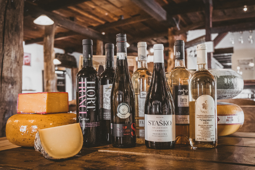 5 nejlepších kombinací sýru a vína, které vám pohladí chuťové pohárky