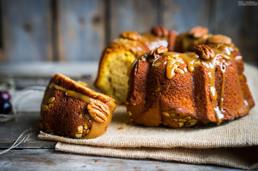 Bábovka s pekanovými ořechy a karamelem