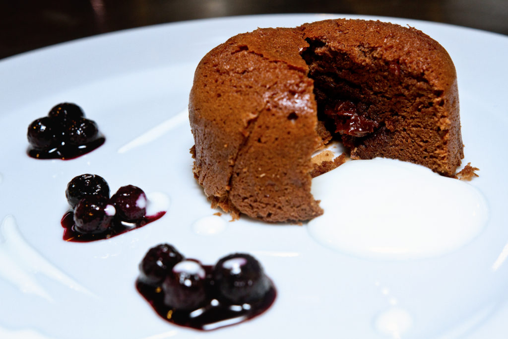 Čokoládový fondant s kysanou smetanou a borůvkami