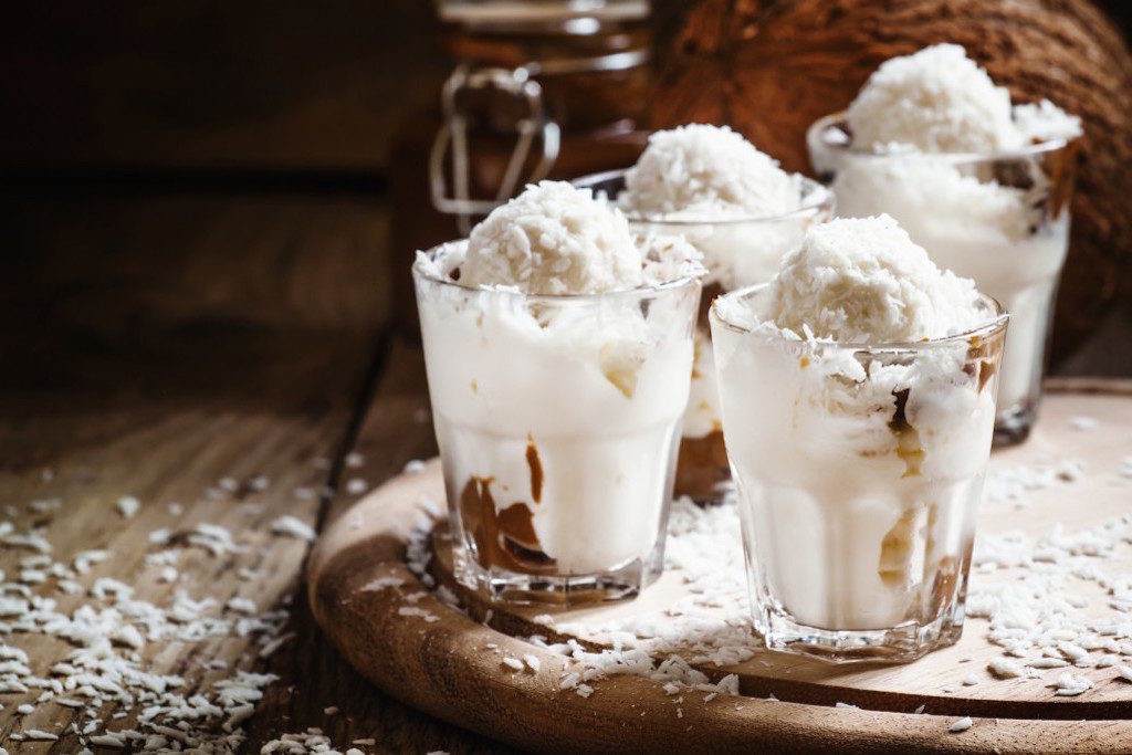 Domácí vanilková zmrzlina s karamelem a kokosem