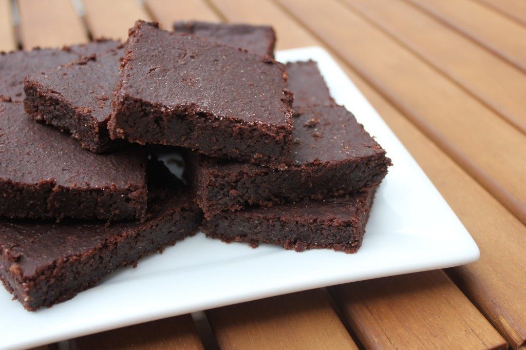 Fazolové brownies s avokádovým krémem