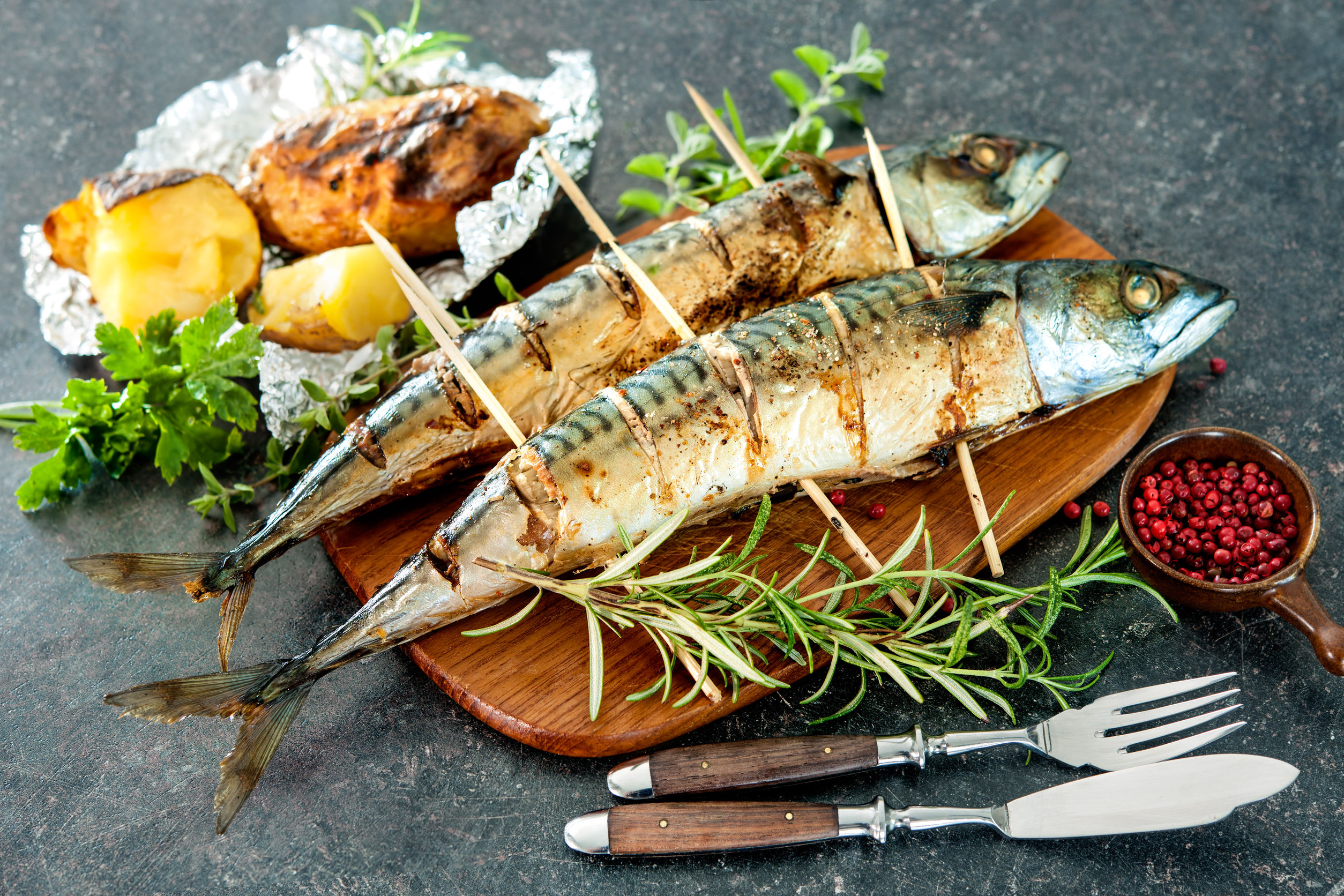 Grilovaná makrela s česnekem, petrželí a letním salátkem