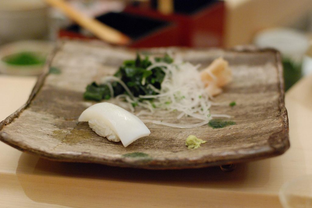 Znáte Ika Nigiri sushi? Že ne? Pak je načase vyzkoušet! Hned!