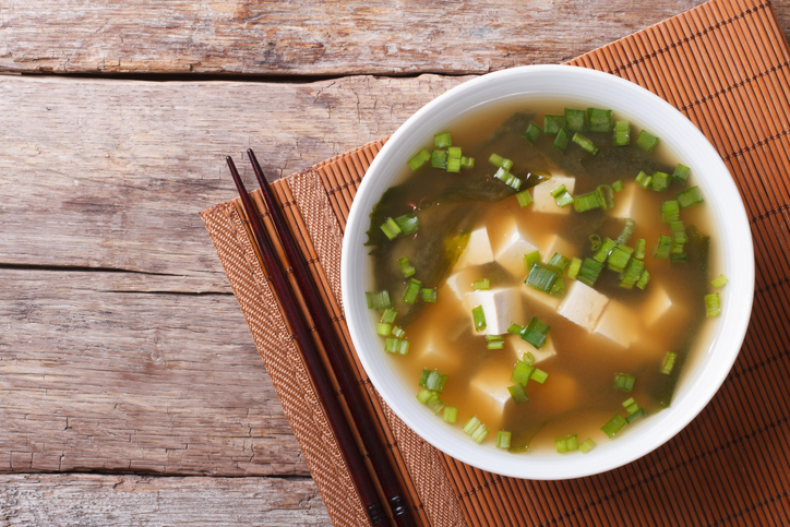 Miso polévka s tofu a řasami – vyzkoušíte?