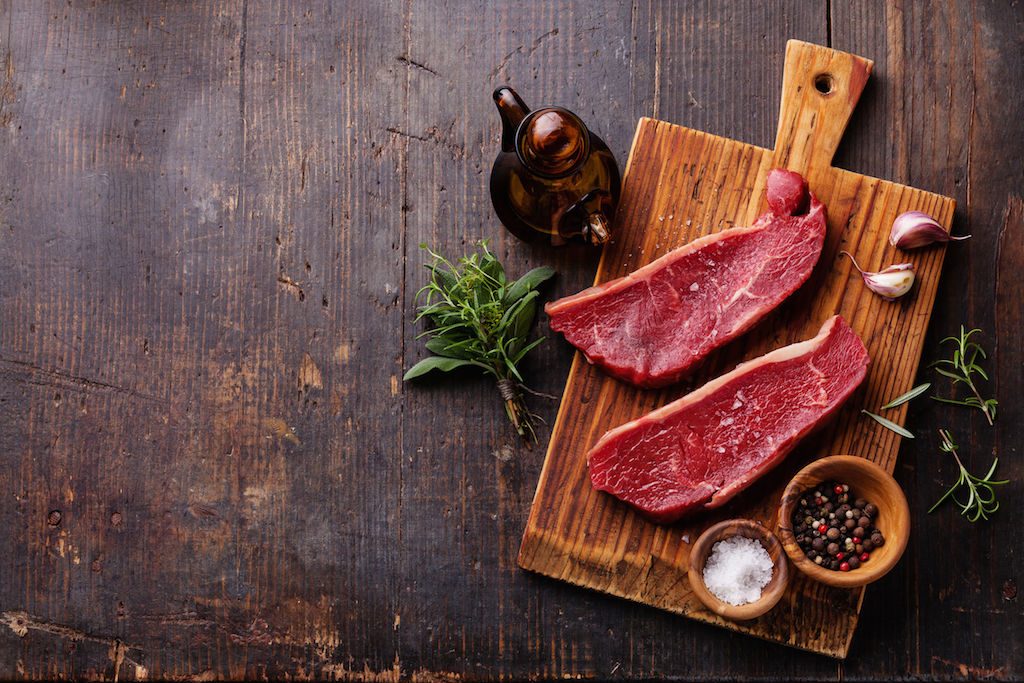 Striploin steak: Lahodný kus masa z nízkého roštěnce