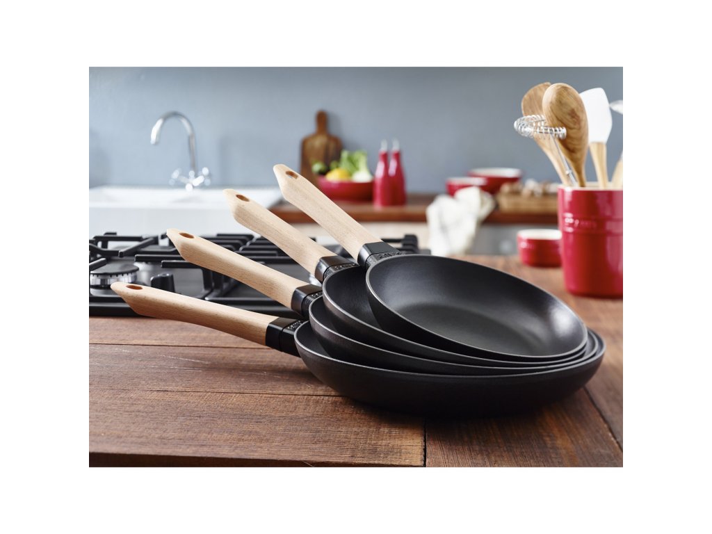 Litinová pánev na smažení s dřevěnou rukojetí O 24 cm Staub - Chefshop.cz