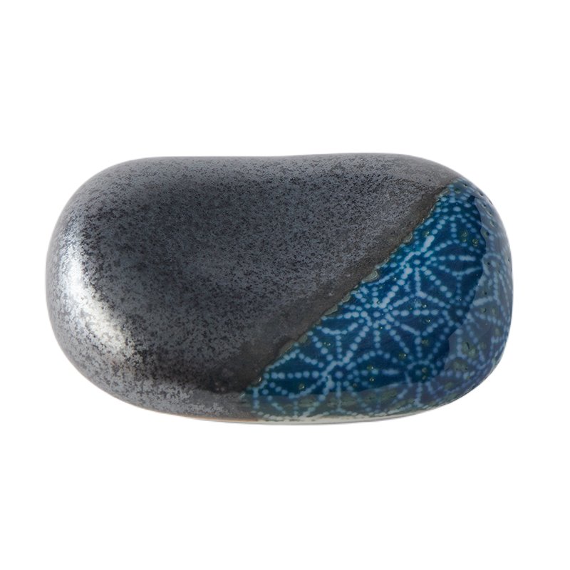 Oblázek na odložení hůlek PEBBLE BLACK 4,5 cm, černá/modrá, keramika, MIJ