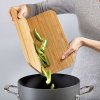 Skládací krájecí prkénko bambusové Chop2Pot™ Small Joseph Joseph
