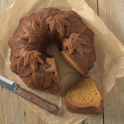 Forma na bábovku Podzimní listy Nordic Ware tmavá měď 24 cm 2,1 l