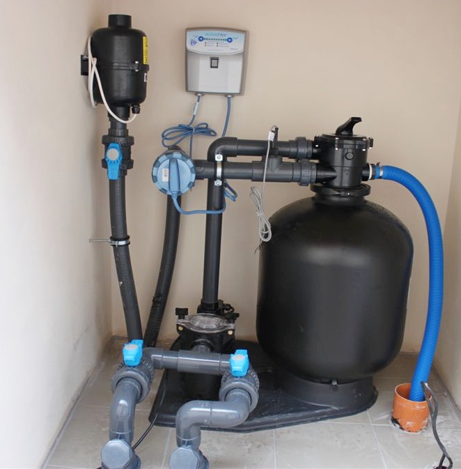 Co do bazénu místo chloru? Bezchlorová chemie, brom nebo slaná voda