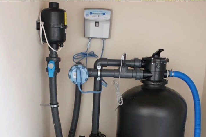 Co do bazénu místo chloru? Bezchlorová chemie, brom nebo slaná voda