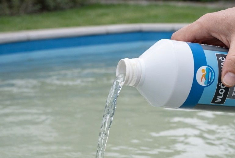 Mléčná, zakalená či bílá voda v bazénu – příčiny a řešení