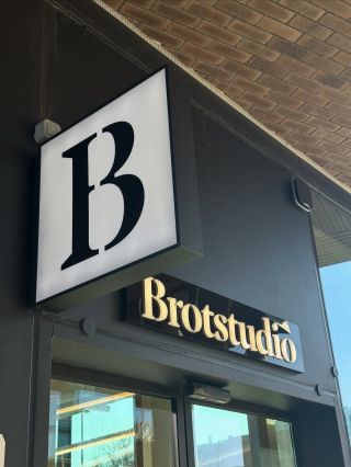 Rest stop in Linz 🇦🇹 visiting @brot.studio. Delicious food, nice people, clean interior. Coffee was ok, ordered Etiopia,...