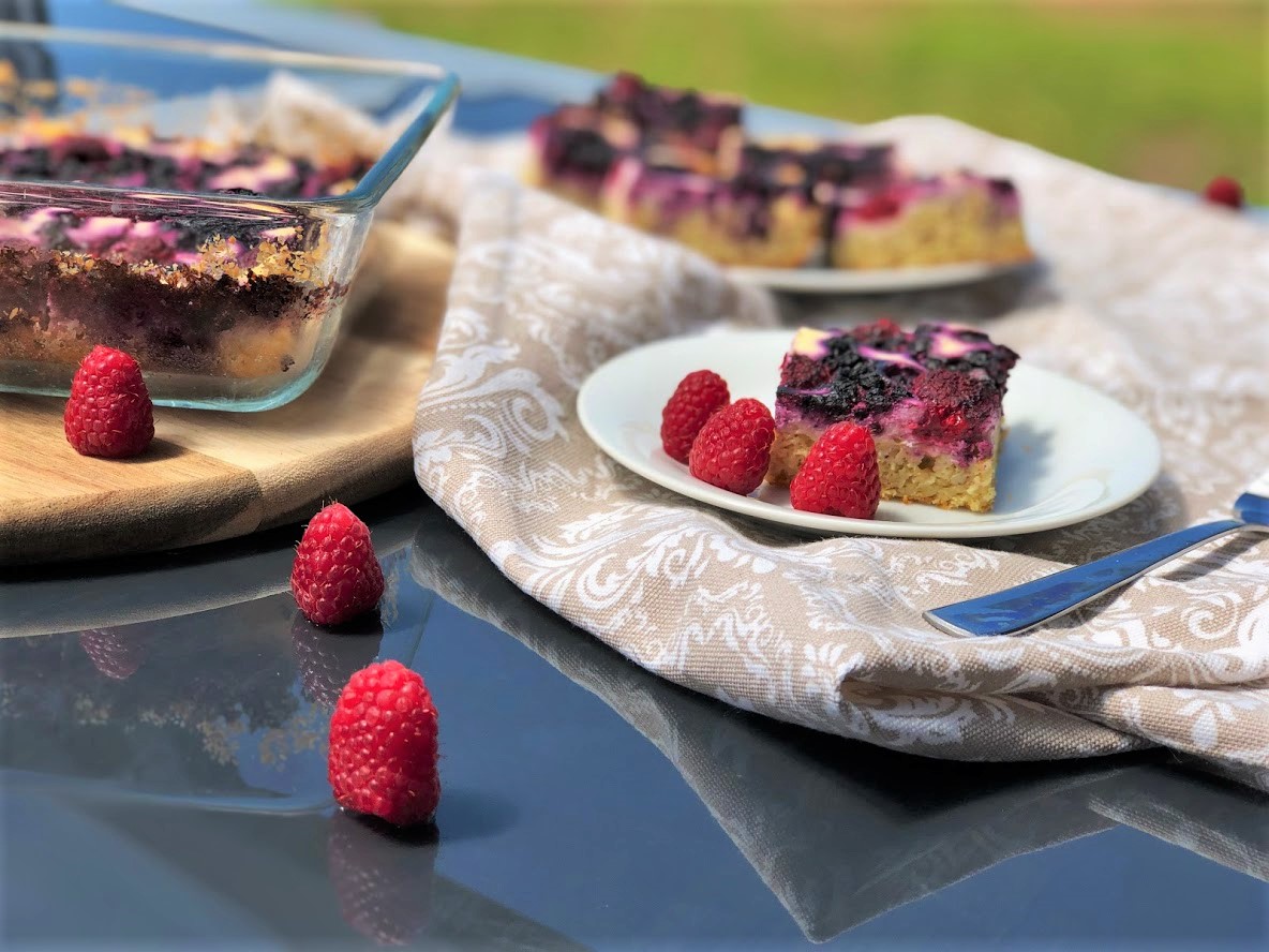 Tvarohový koláč s lesním ovocem bez cukru a mouky