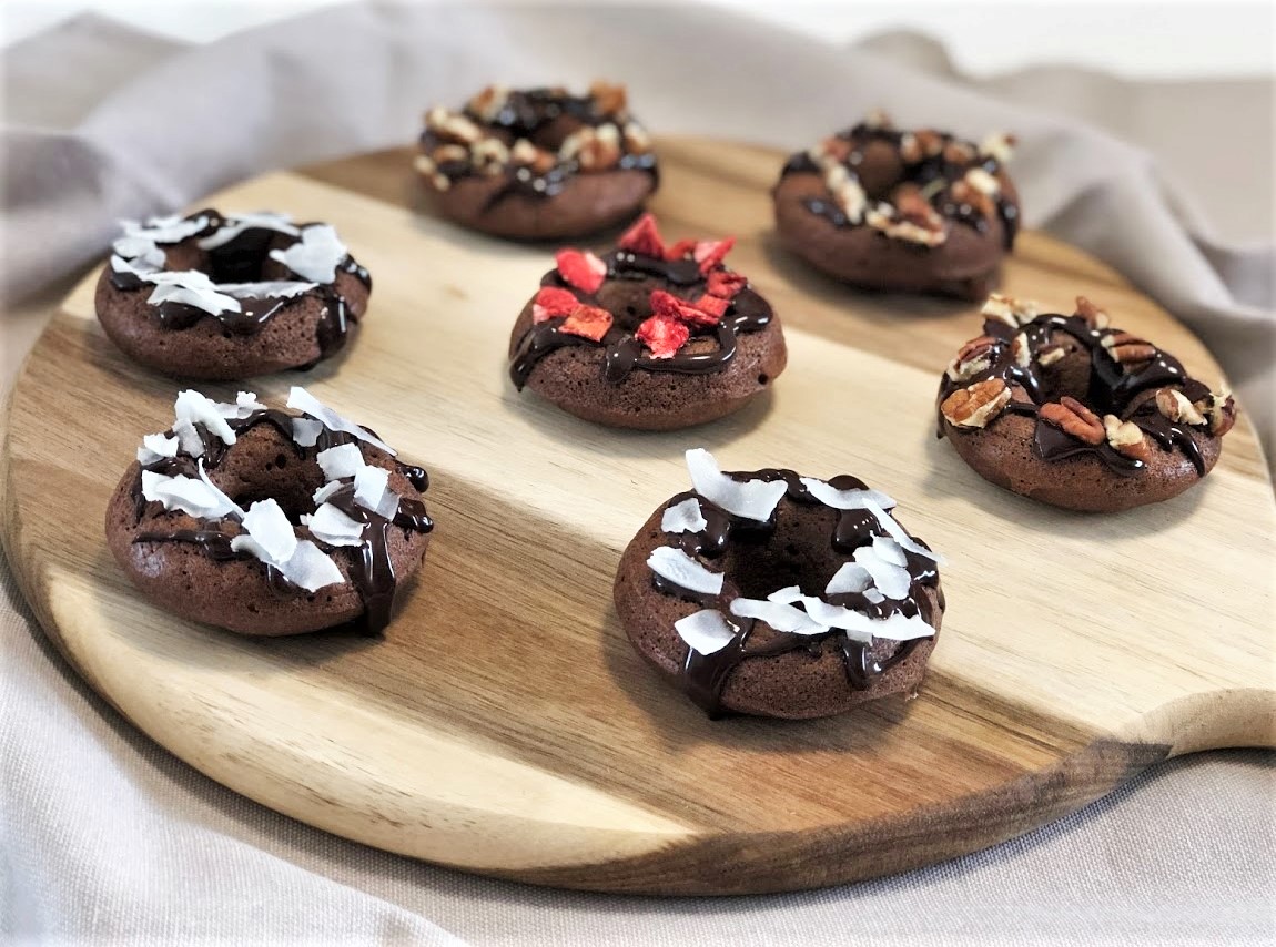 Pečené čokoládovo-kokosové donuty s arašídovým máslem