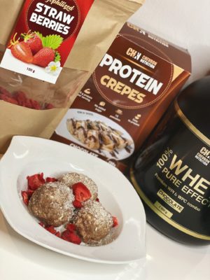 KOKOSOVO PROTEINOVÉ KULIČKY S JAHODAMI