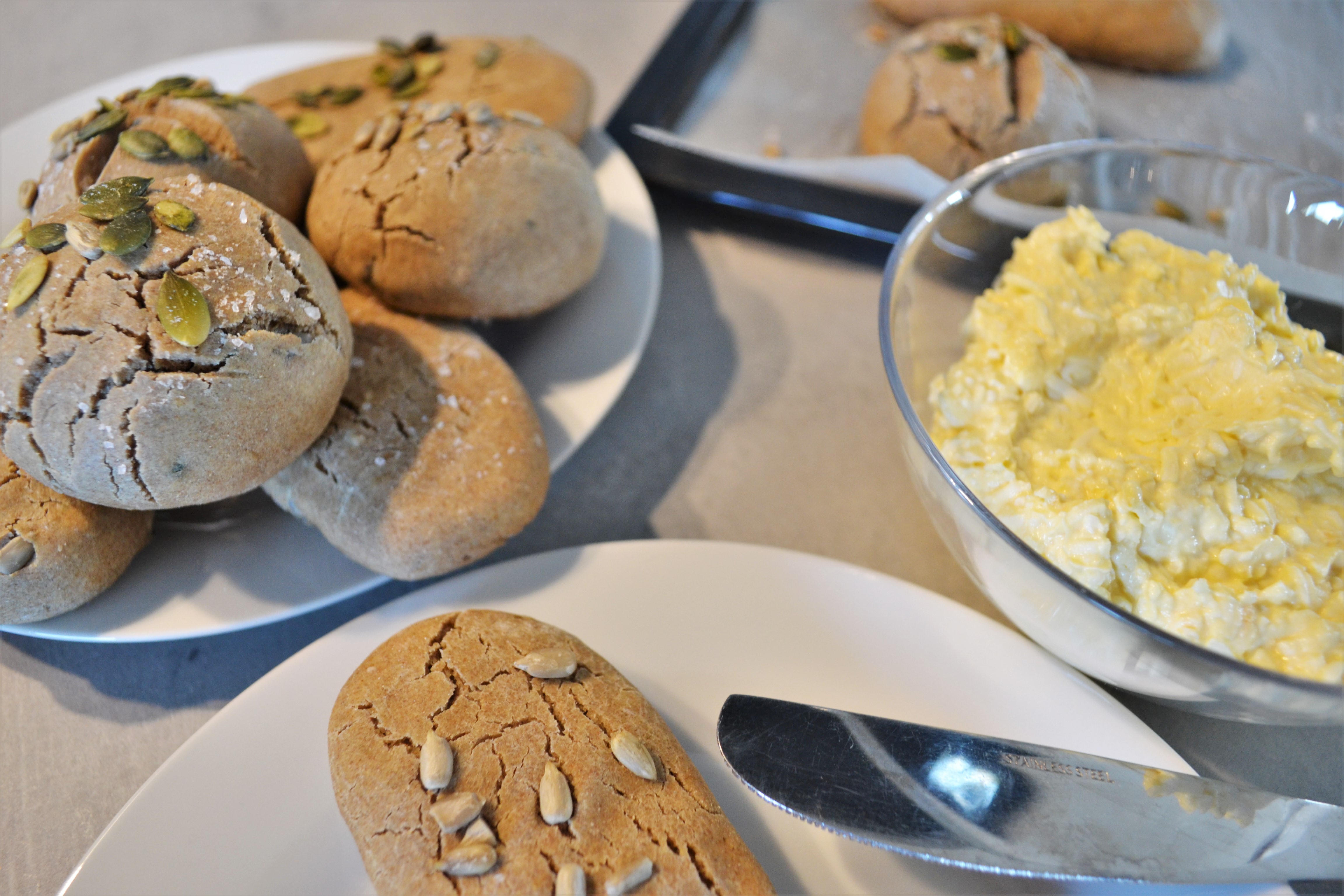 Domácí pečivo z cottage sýru s vajíčkovou pomazánkou