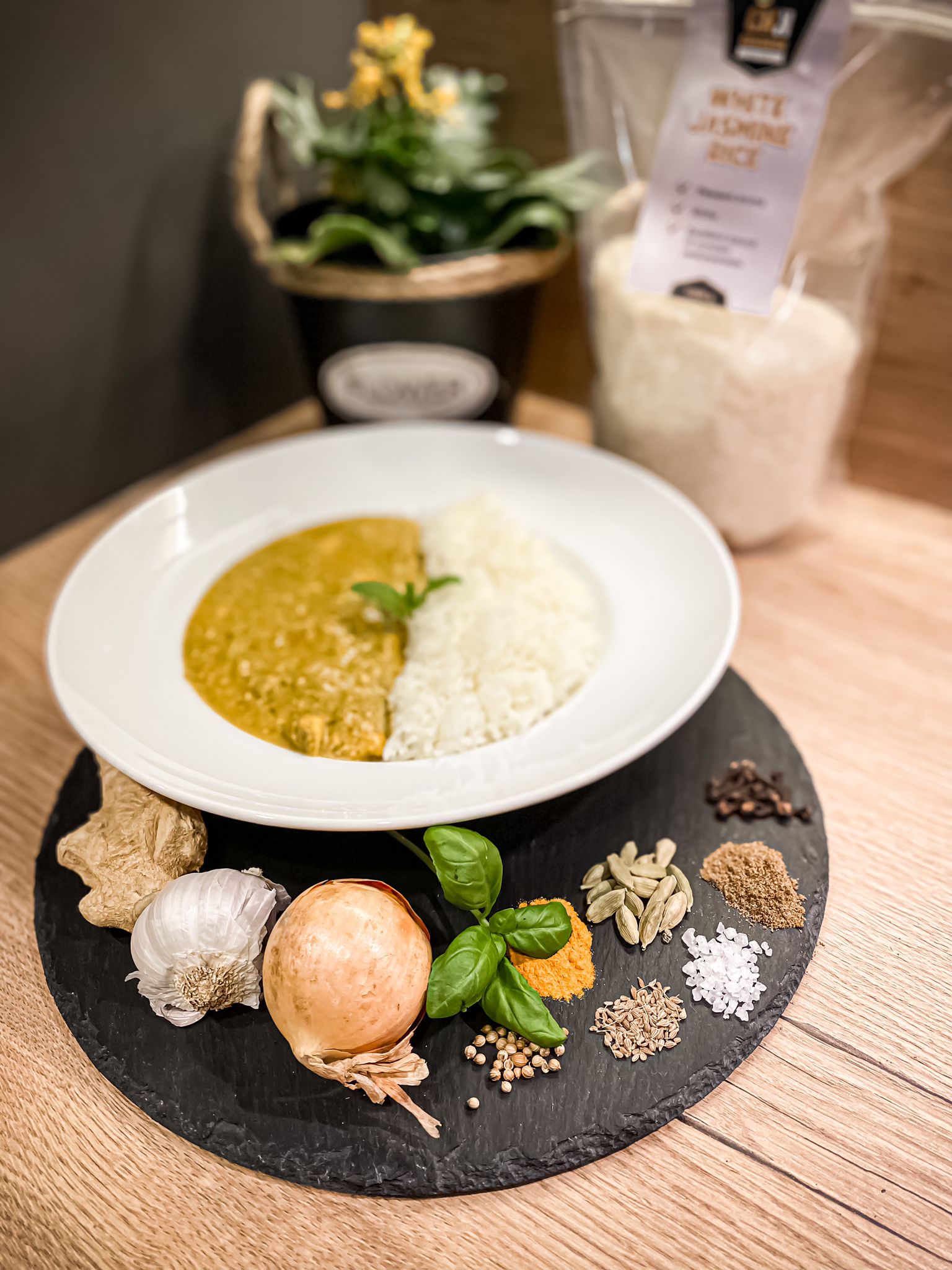 CHICKEN SAAG S JASMÍNOVOU RÝŽÍ