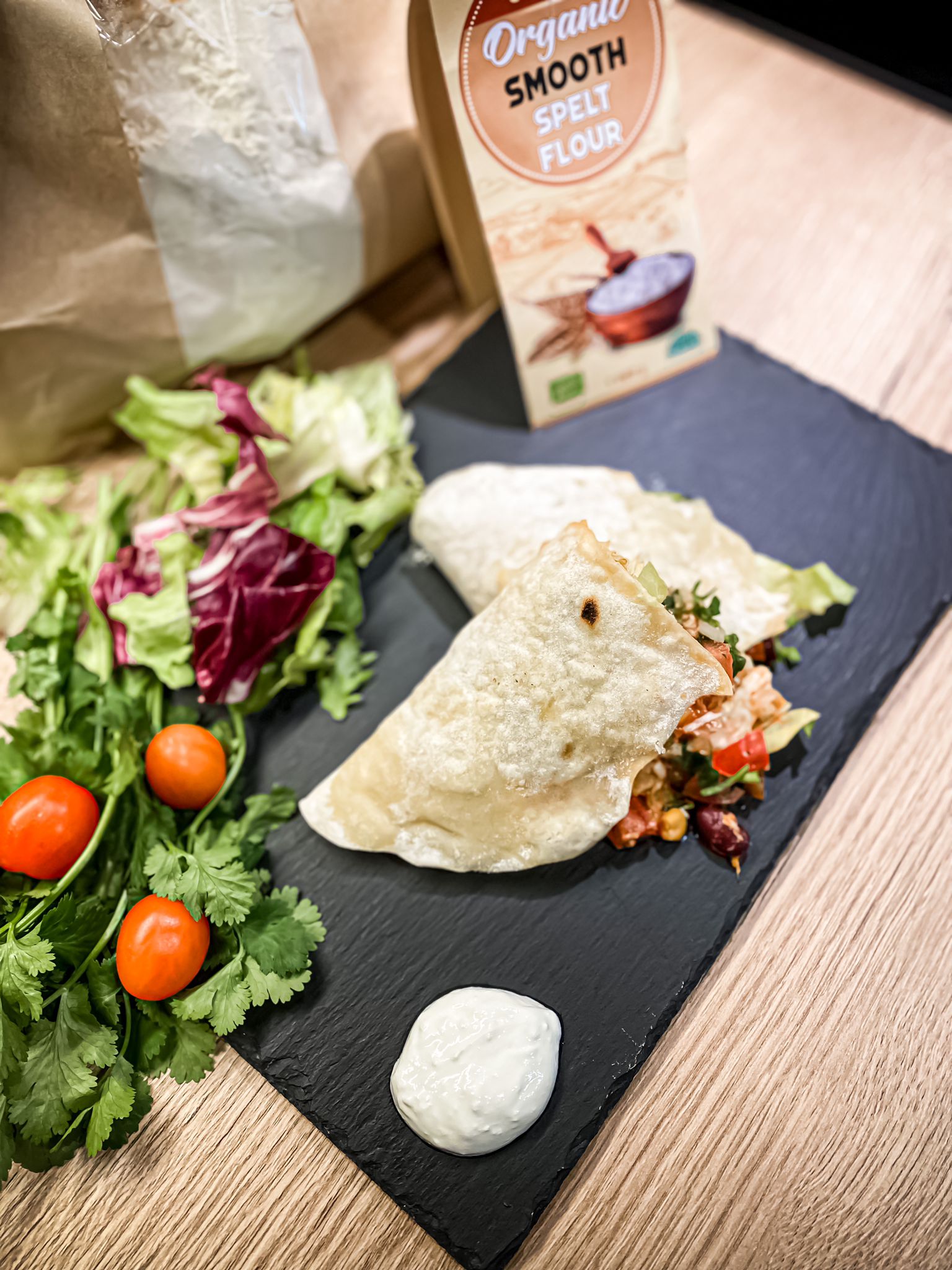 PICO DE GALLO S DOMÁCÍMI TORTILLKAMI A TRHANÝM KUŘECÍM MASEM