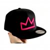 Snapback černý s růžovou korunkou