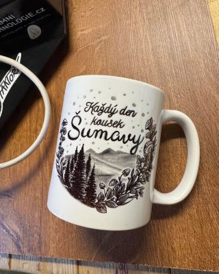 Nakreslila jsem a natiskla hrnečky do krámku se suvenýry na Kvildě 🙂 Ještě než je v krámku vybalili, tři se prodali 😊...