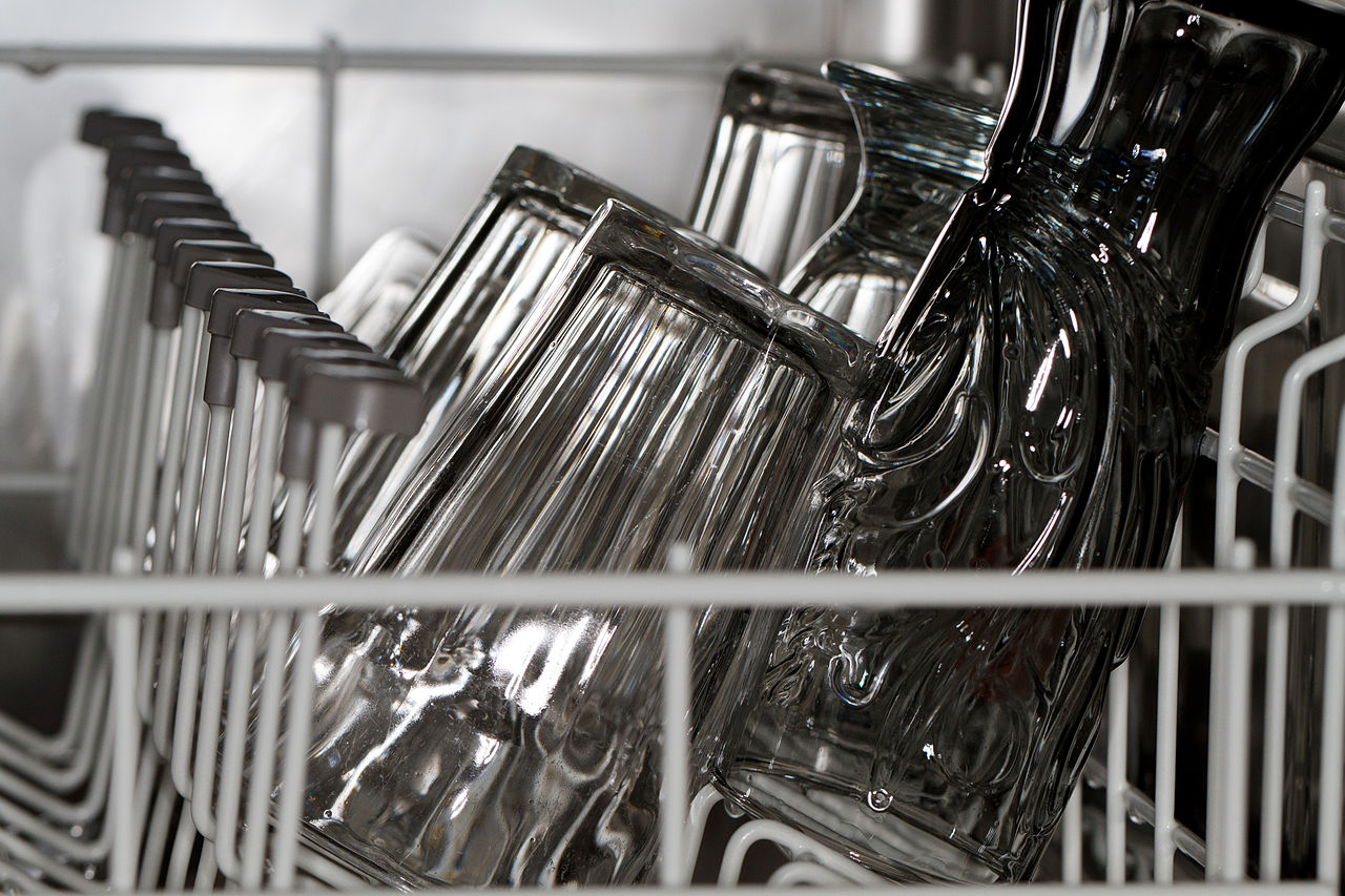 Proč a kam se dává sůl do myčky?