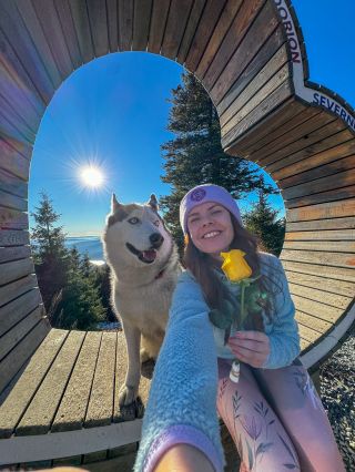 Si představte, že máte narozeniny… a někdo, kdo vás nejvíc miluje, vám donese na Lysou horu živou kytku 💛 To je prostě...