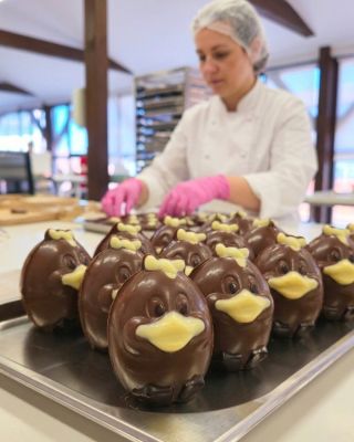 Velikonoce klepou na dveře a v naší výrobně to voní ...🐣🌷 Právě teď pro vás s láskou připravujeme a balíme ty největší...