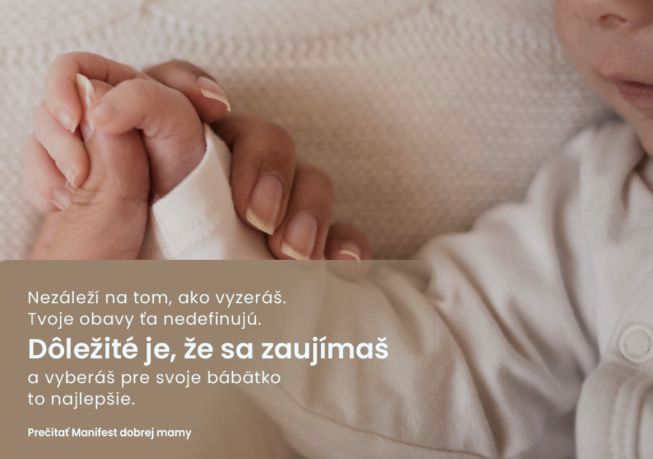 Mama držiaca bábätko za ruku