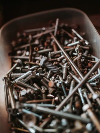 Na první pohled obyčejný šroubek. Na druhý pohled pořád šroubek. Až na ten detail… je z čokolády. 🍫 Tenhle čokoládový...