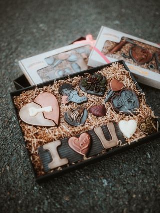 Dokonalý valentinský dárek existuje. Ručně vybraná čokoládová sada pro ty, na kterých ti záleží 🍫💌 #chocolenka #chocolate...