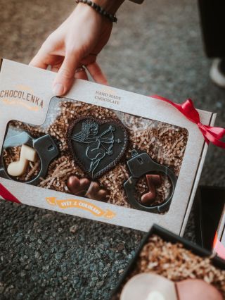 Růže vadnou. Čokoláda ne. 😏🍫 #chocolenka #chocolate #čokoladna #cokoladovenaradi #trend #fyp #like #chocolenkacz...