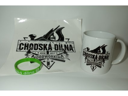 Hrníček s nálepkou a náramkem