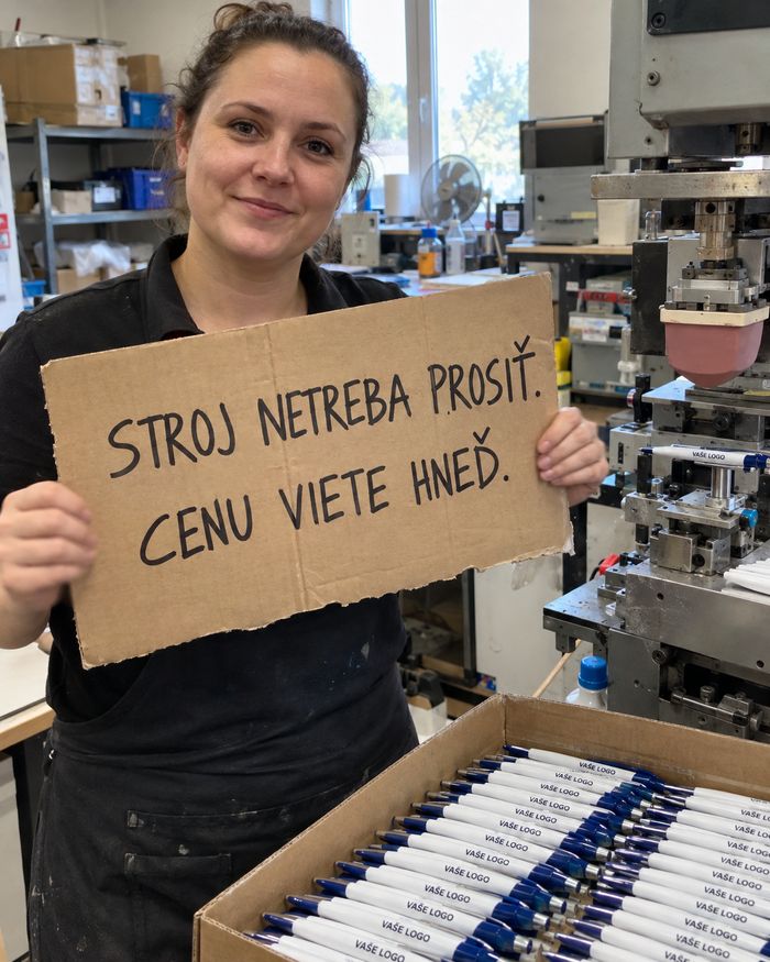 Pracovníčka s tabuľou: Stroj netreba prosiť. Cenu viete hneď.