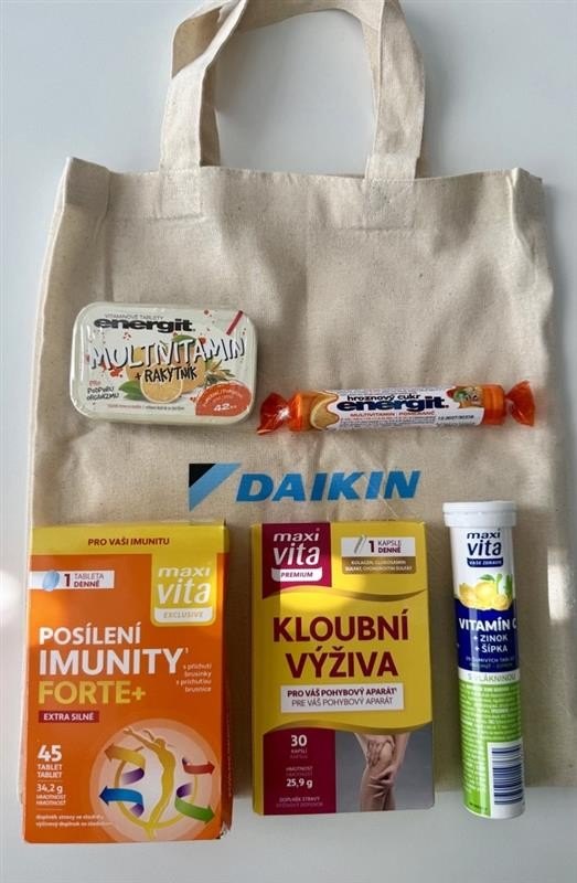 Plátená taška s logom Daikin a vitamínové doplnky výživy