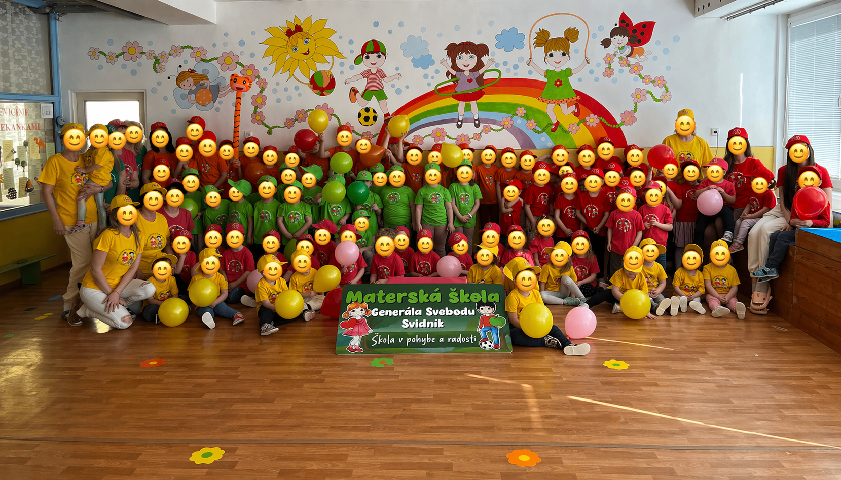 Deti v tričkách s učiteľkami