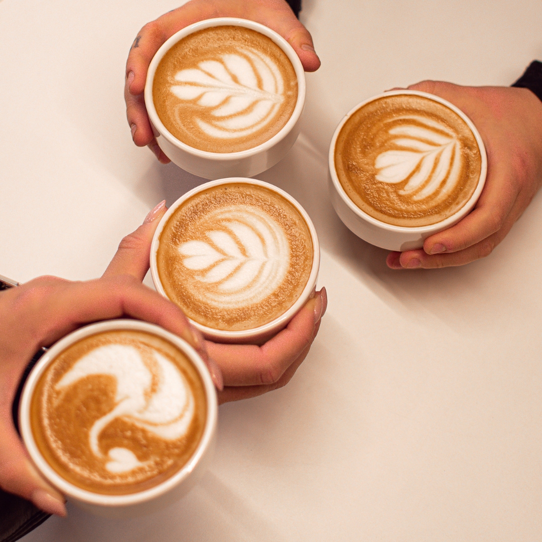 UMĚNÍ LATTE ART: Proč kreslíme do kafe?