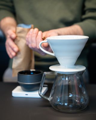 Děláš si doma V60?⁠👁️ Ukradni postup Jonasovi: 93°C voda, 15g kafe, 250g vyfiltruješ, 3-4min konec. Rychlé nalévání do 60g...