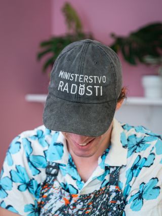 Potřebuješ trochu motivace na zítřejší pondělí? Máme! ☕👀⁠ Dobrý kafe. Něco sladkýho. Chvilka, kdy po tobě nikdo nic...