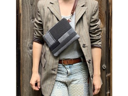 Upcyklovaná retro crossbody s délkově nastavitelným a odepnutelným popruhem.