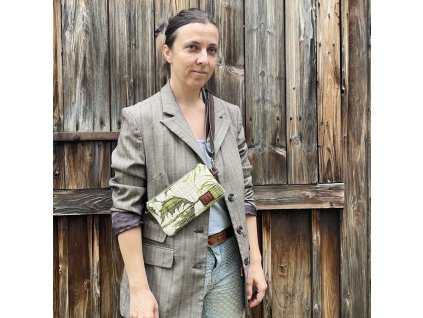 Upcyklovaná retro crossbody s délkově nastavitelným a odepínatelným popruhem.
