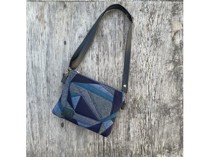 crossbody kabelka z drobných odstřižků v modrých odstínech