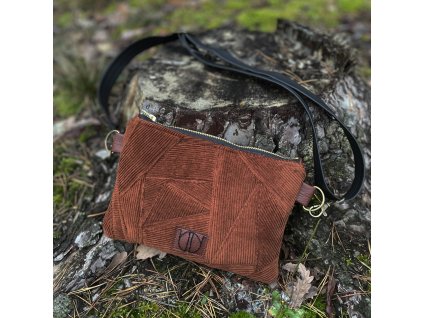 Upcyklovaná retro crossbody s délkově nastavitelným a odepínatelným popruhem.