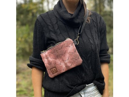 Upcyklovaná retro crossbody s délkově nastavitelným a odepínatelným popruhem.