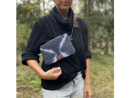 Upcyklovaná retro crossbody s délkově nastavitelným a odepínatelným popruhem.