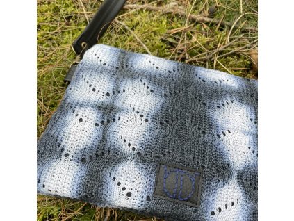 Upcyklovaná retro crossbody s délkově nastavitelným a odepínatelným popruhem.